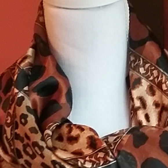 Leopard scarf. - Picture 3 of 4
